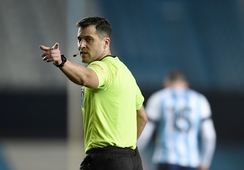 El juez uruguayo suele apoyarse bastante en el VAR (Foto REUTERS/Marcelo Endelli)