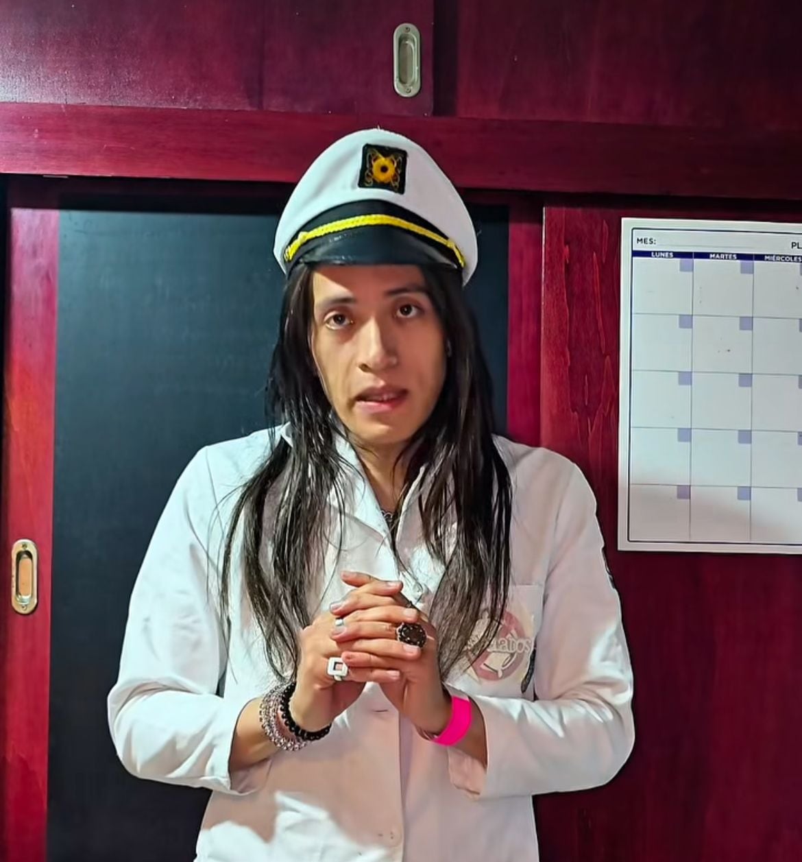 El gesto fue interpretado por usuarios y seguidores como una ingeniosa burla al sistema de playback televisivo. (Instagram/@a_insulini)