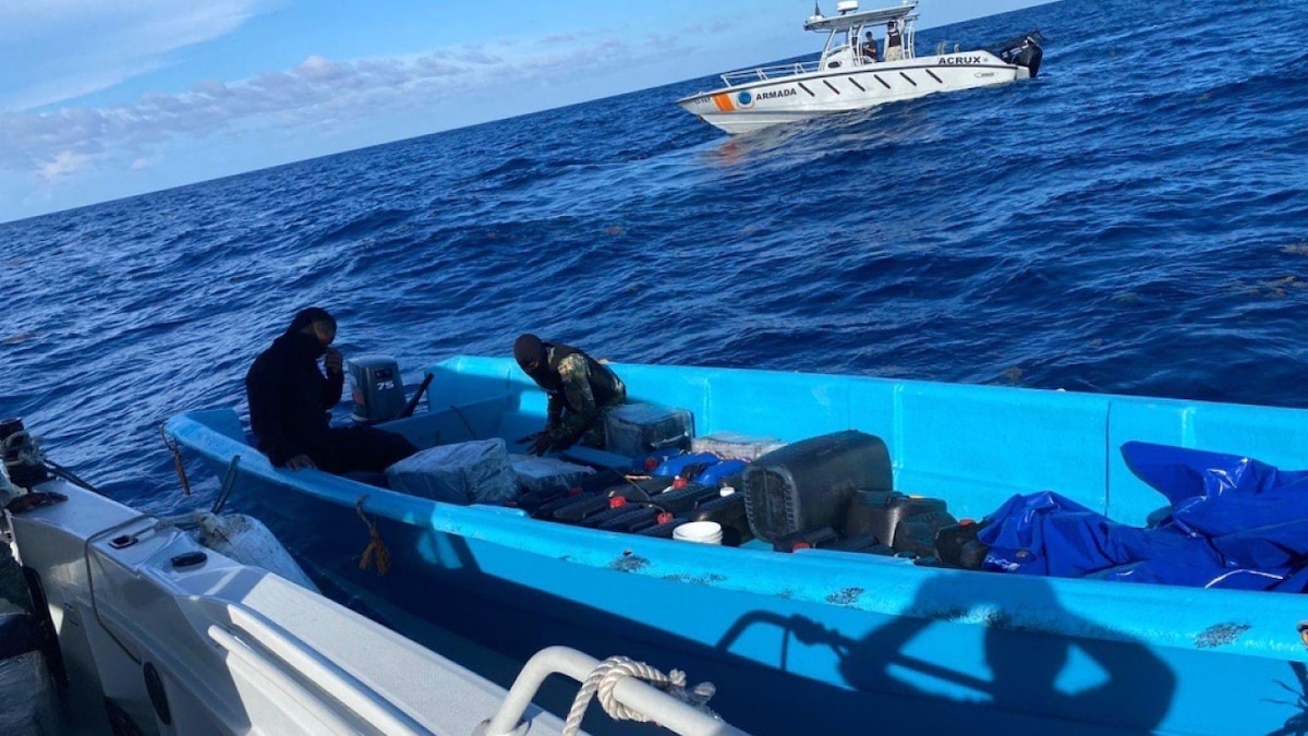 Fuerza Aeroespacial Colombiana interceptó una embarcación cerca a República Dominicana con más de 400 kilogramos de cocaína - Infobae