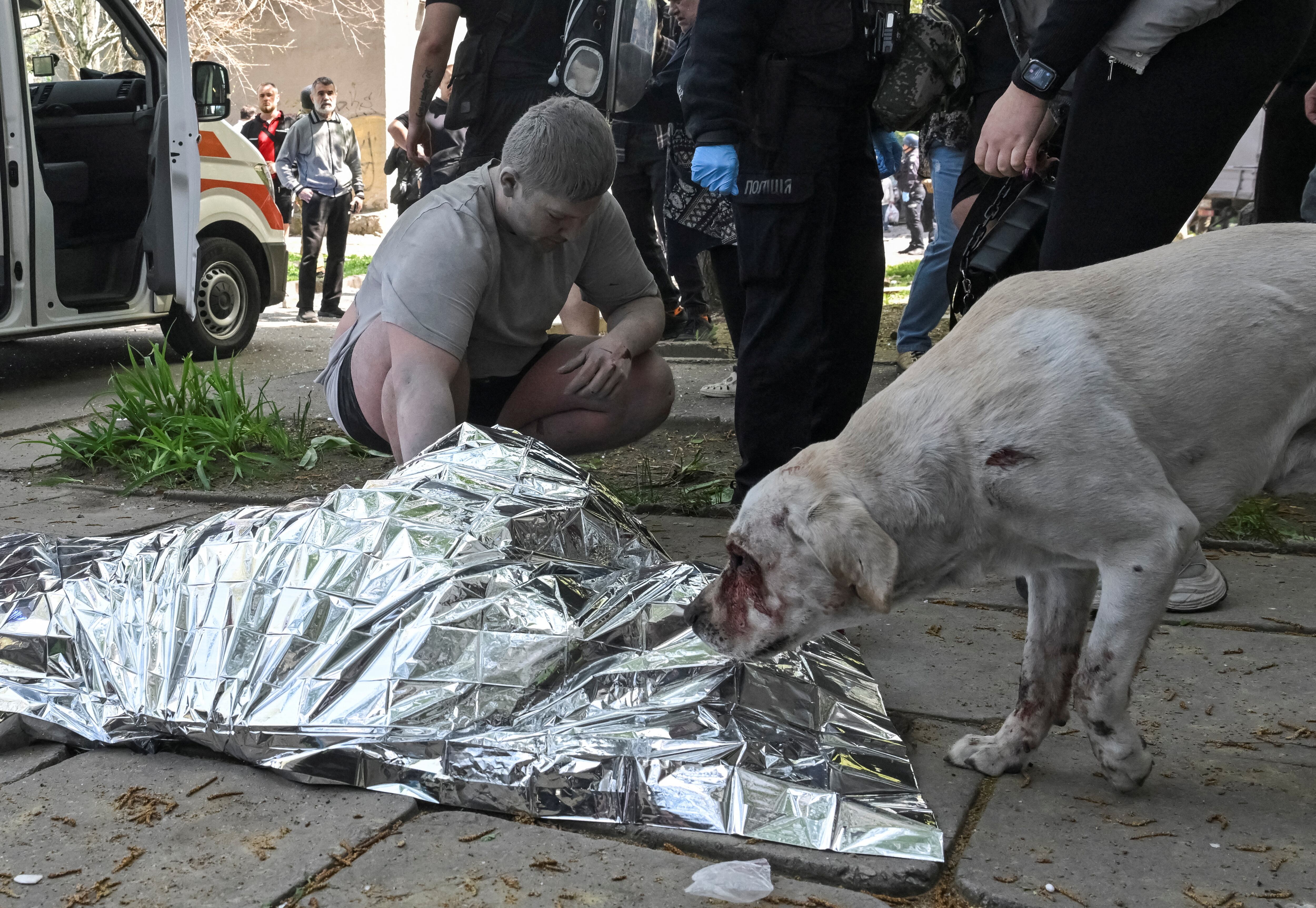 Un residente herido se sienta cerca del cuerpo de su madre en el lugar de un edificio de apartamentos alcanzado por un ataque aéreo ruso, en medio del ataque de Rusia a Ucrania, en Zaporizhia, Ucrania, el 22 de abril de 2025. REUTERS/Stringer