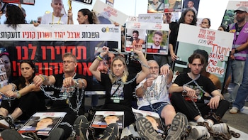 Cientos protestan ante la oficina