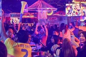 Visitantes en un bar de la CDMX ven el juego entre Colombia y Uzbekistán.
Crédito: Camila Ayala / Cuartoscuro