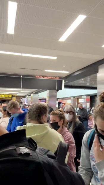 Gente reunida en el Aeropuerto