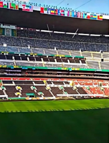 La instalación de banderas de los 211 países miembros de la FIFA decora el interior del Estadio Azteca y celebra la diversidad del futbol internacional. (Foto: Redes)