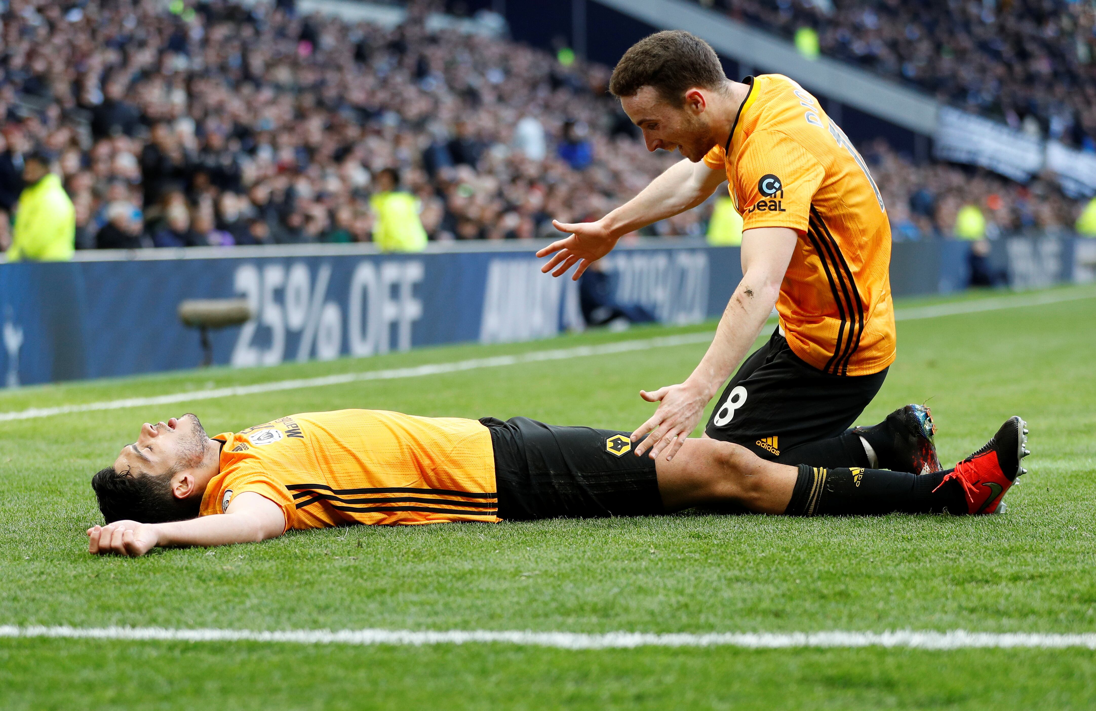 1 de marzo de 2020. Raúl Jiménez, del Wolverhampton Wanderers, celebra su tercer gol con Diogo Jota. REUTERS