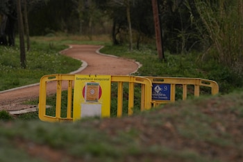 Una valla indica la prohibición del acceso al Parque Natural de Collserola, a 12 de marzo de 2026, en Barcelona, Catalunya (España). (David Zorrakino/Europa Press)