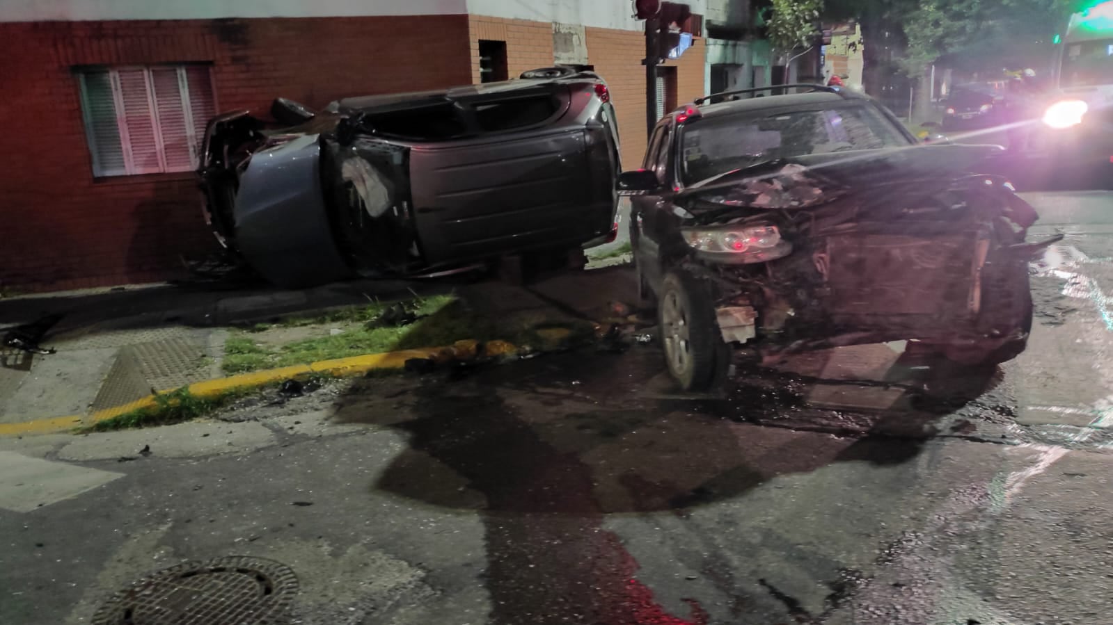 El auto impactó contra otro estacionado y le provocó heridas a una persona que estaba en el interior (Foto: SAME)