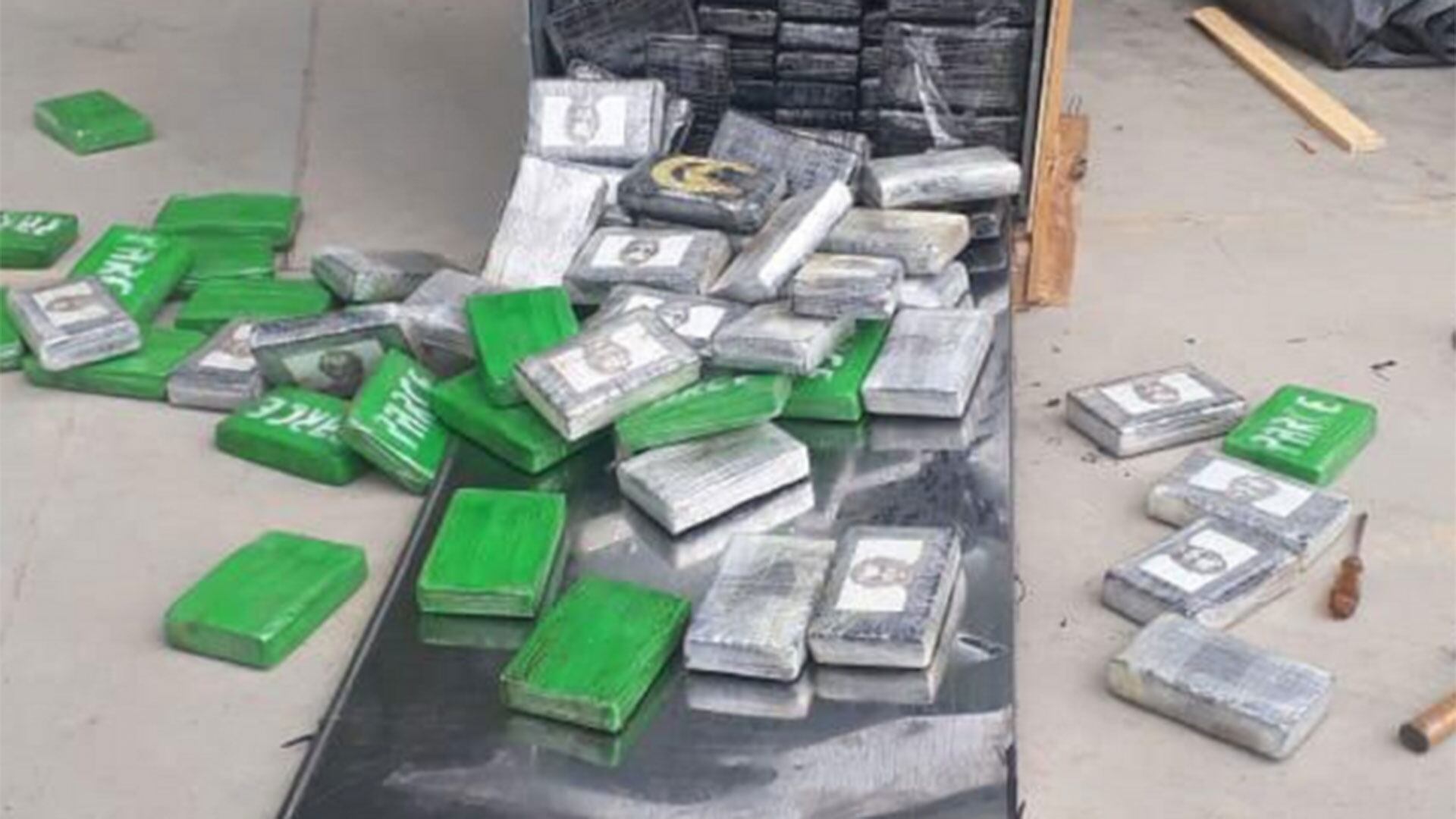 Los cargamentos de cocaína eran ocultos en contenedores de frutas y otras mercancías, enviados desde puertos colombianos a terminales europeos. - crédito Policía (foto de referencia)