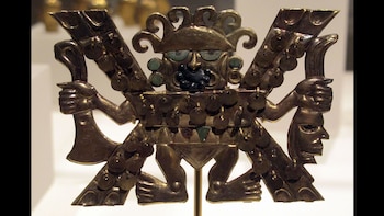 Divinidad mochica sosteniendo un tumi