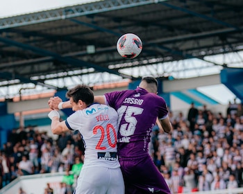 El codazo de Alexis Cossio sobre Jairo Vélez que el árbitro Augusto Menéndez no sancionó penal para Alianza Lima ante Comerciantes Unidos. - créditos: Twitter