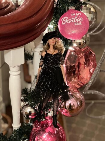 La Barbie, inspirada en Stevie Nicks, con su característico estilo bohemio, rinde homenaje a la inconfundible estética y al legado musical de la legendaria vocalista de Fleetwood Mac (Instagram @stevienicks)