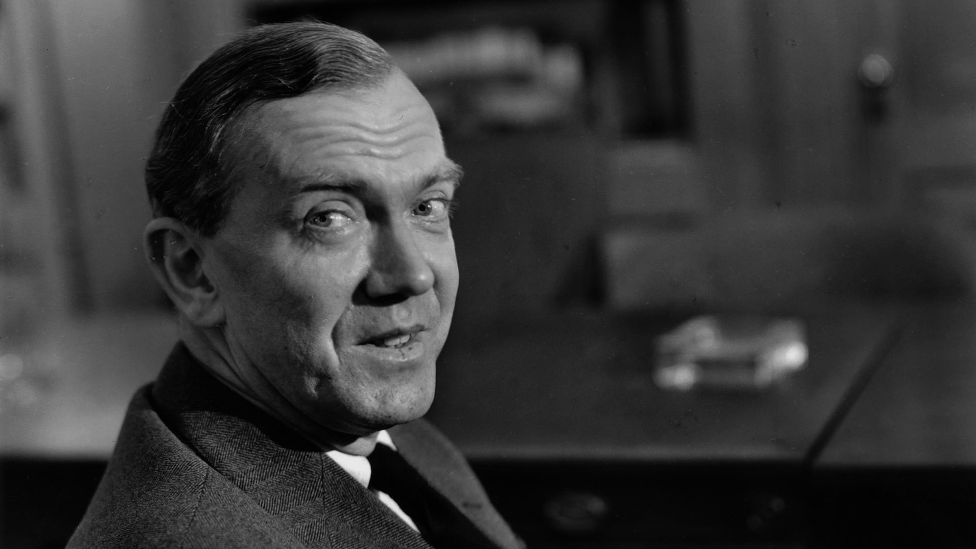 Retrato en blanco y negro del reconocido autor británico Graham Greene, conocido por obras como 'El americano tranquilo'.