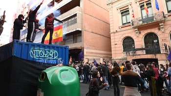 Cuatro encapuchados queman una bandera