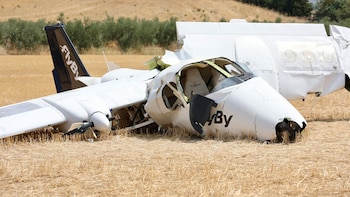 Dos heridos tras estrellarse una avioneta de una escuela de pilotos en un campo de cereal de Viana (Navarra)