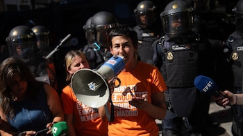 Unas 10.000 personas protestan ante el ático del Gobierno de Ayuso en Chamberí tras el desahucio de Maricarmen