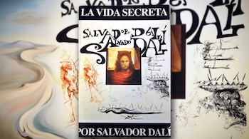 Portada de libro con el título La vida secreta de Salvador Dalí, con ilustraciones y un retrato en el centro.