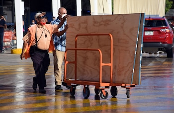 En Cancún, residentes locales compran