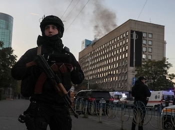 La policía vigila mientras el