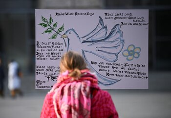 Una mujer mira un cartel