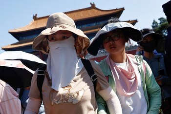 Varias personas con protección solar en plena ola de calor en Beijing, China, el 29 de junio de 2023. REUTERS/Tingshu Wang/Archivo