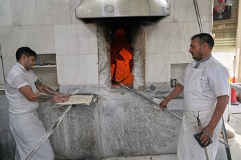 Trabajadores preparan sangak, un pan plano tradicional iraní, en una panadería en Teherán, Irán, el martes 18 de agosto de 2026. (Foto AP/Vahid Salemi)