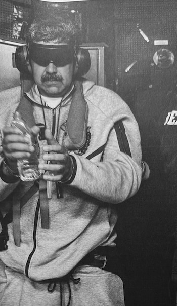 Nicolás maduro siendo trasladado por