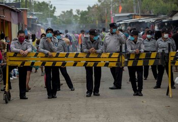 En la imagen, agentes del