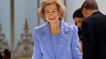 La reina Sofía reaparece en Madrid para una entrega de premios con el traje azul de flores que llevó a la boda de Almeida y Teresa Urquijo