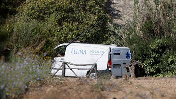 Una furgoneta de los servicios