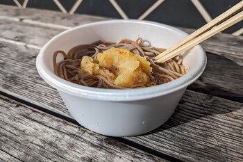 El soba puede servirse solos