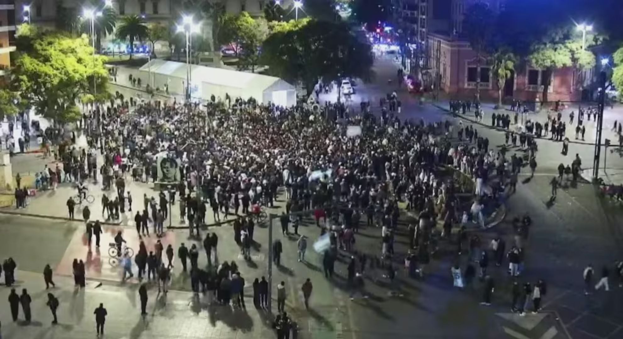 Cientos de personas se reunieron en el centro de la ciudad de Córdoba después del partido de la selección argentina (Gentileza: El Doce.tv)