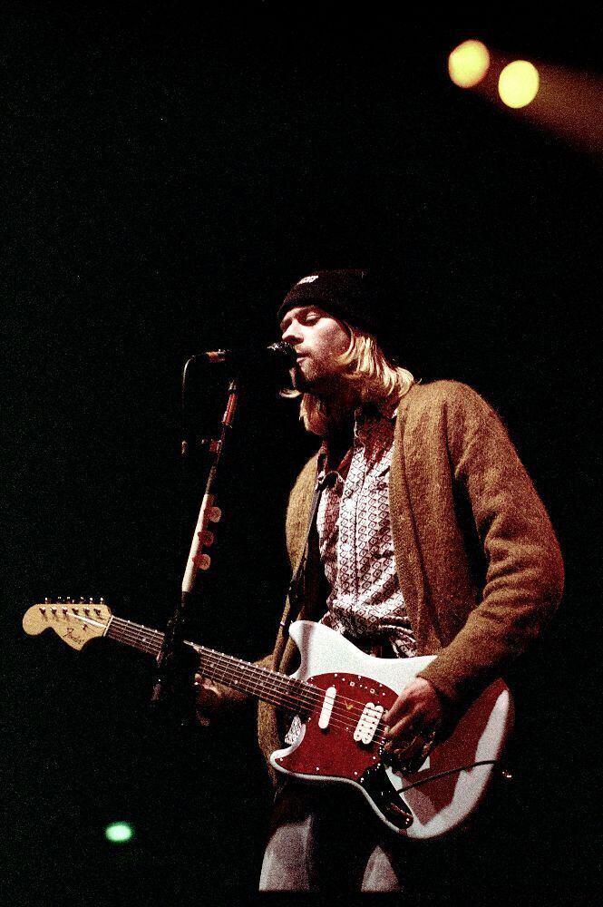 Un par de pantalones y su emblemática guitarra SKYSTANG I Fender también serán parte de la subasta de la memorabilia de Kurt Cobain (Créditos: Julien