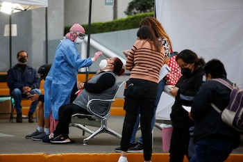 Personal médico realizando pruebas para