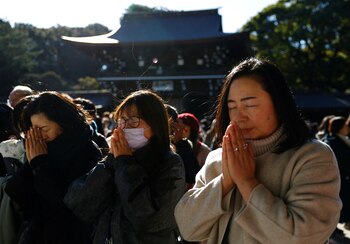La gente reza el primer