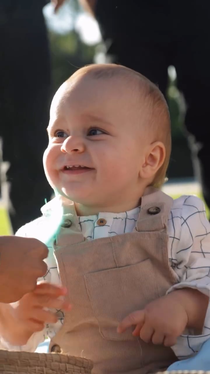 El outfit de Marco combinó un enterito beige con camisa blanca y saquito tierra, reforzando la estética campestre elegida para la fiesta