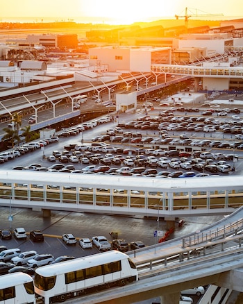 La reducción en la oferta de vuelos internacionales eleva el costo total del viaje y aumenta la probabilidad de alteraciones inesperadas en los itinerarios (@flyLAXairport)