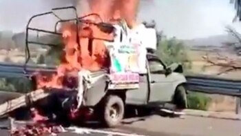 El momento de dolor en el que peregrinos rescatan a sus compañeros de un auto en llamas en la México-Pachuca