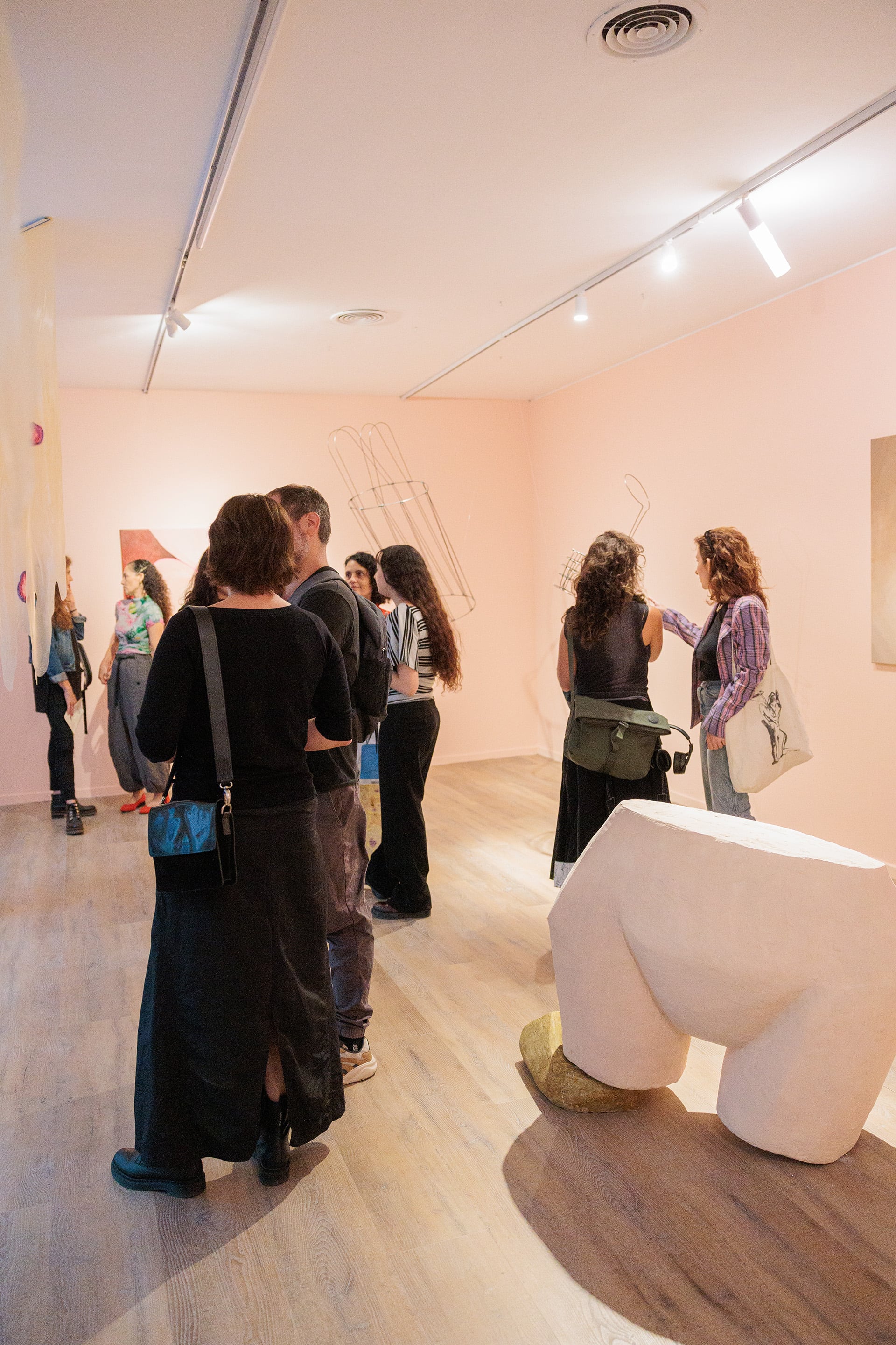 En la sala principal, se presenta