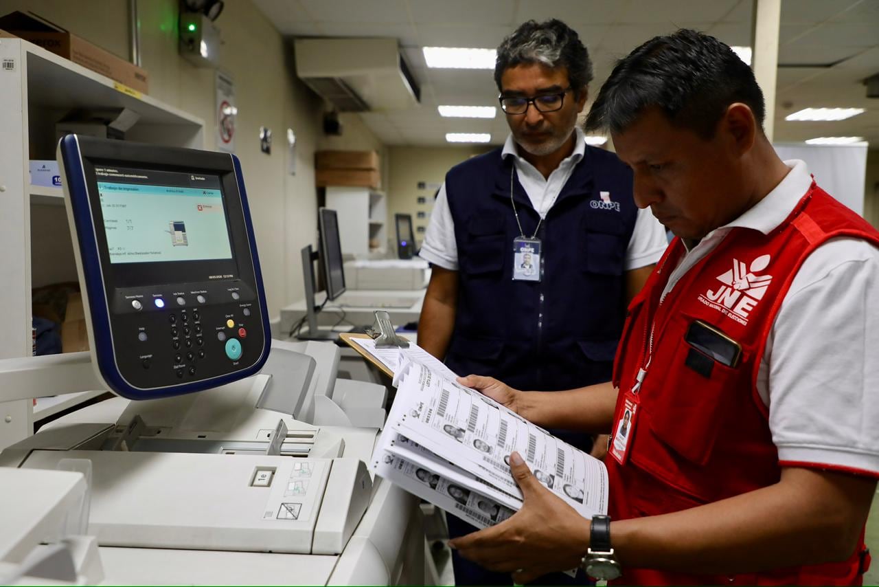 Un fiscalizador del JNE revisa las listas de electores recién impresas en la sede industrial de la ONPE en Independencia. El proceso se desarrolla bajo estrictas medidas de seguridad y control de calidad. (ONPE)