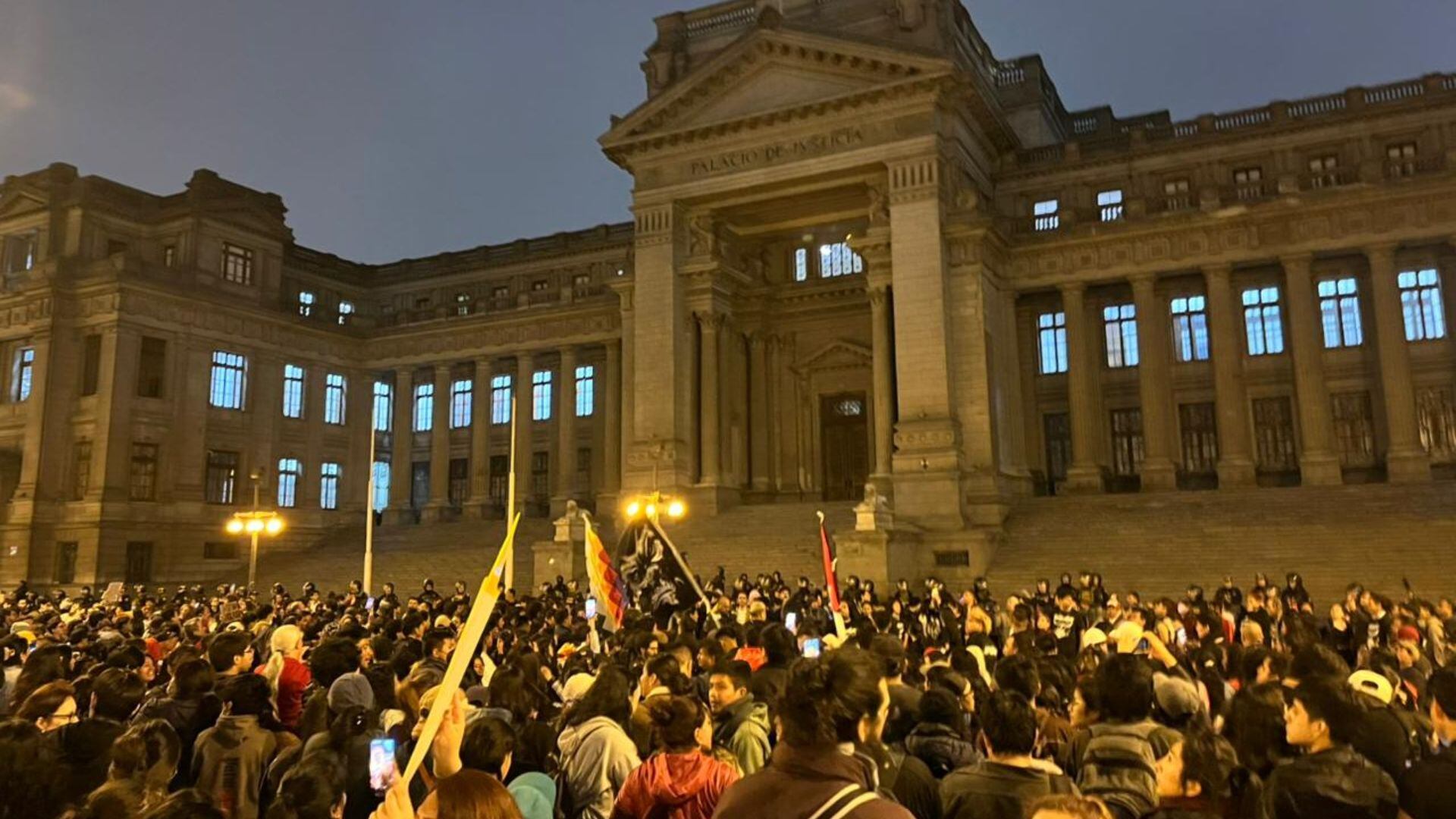 Manifestantes se reagruparon en el Palacio de Justicia. (Foto: Olenka Pizarro - Infobae Perú)