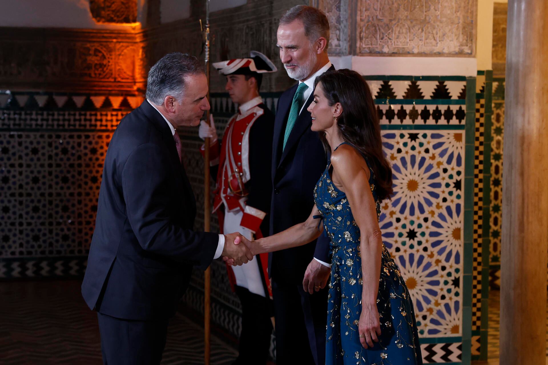 SEVILLA, 29/06/2025.- El rey Felipe VI (2d) y la reina Letizia (d) reciben al presidente de Uruguay, Yamandú Orsi (i), este domingo, momentos antes de la cena de gala que han ofrecido a los líderes mundiales que asisten a la IV Conferencia Internacional sobre Financiación para el Desarrollo. EFE/ Mariscal POOL