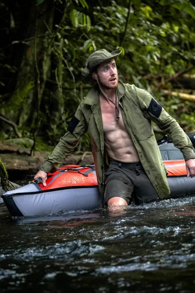 Un guía local y un videógrafo británico acompañan al aventurero en su travesía, que comenzó el 8 de octubre desde la localidad de Nola (Instagram/Ash Dykes)