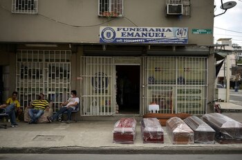 Imagen de archivo de ataúdes a la venta frente a una funeraria en Guayaquil, Ecuador. 17 abril 2020. REUTERS/Vicente Gaibor del Pino