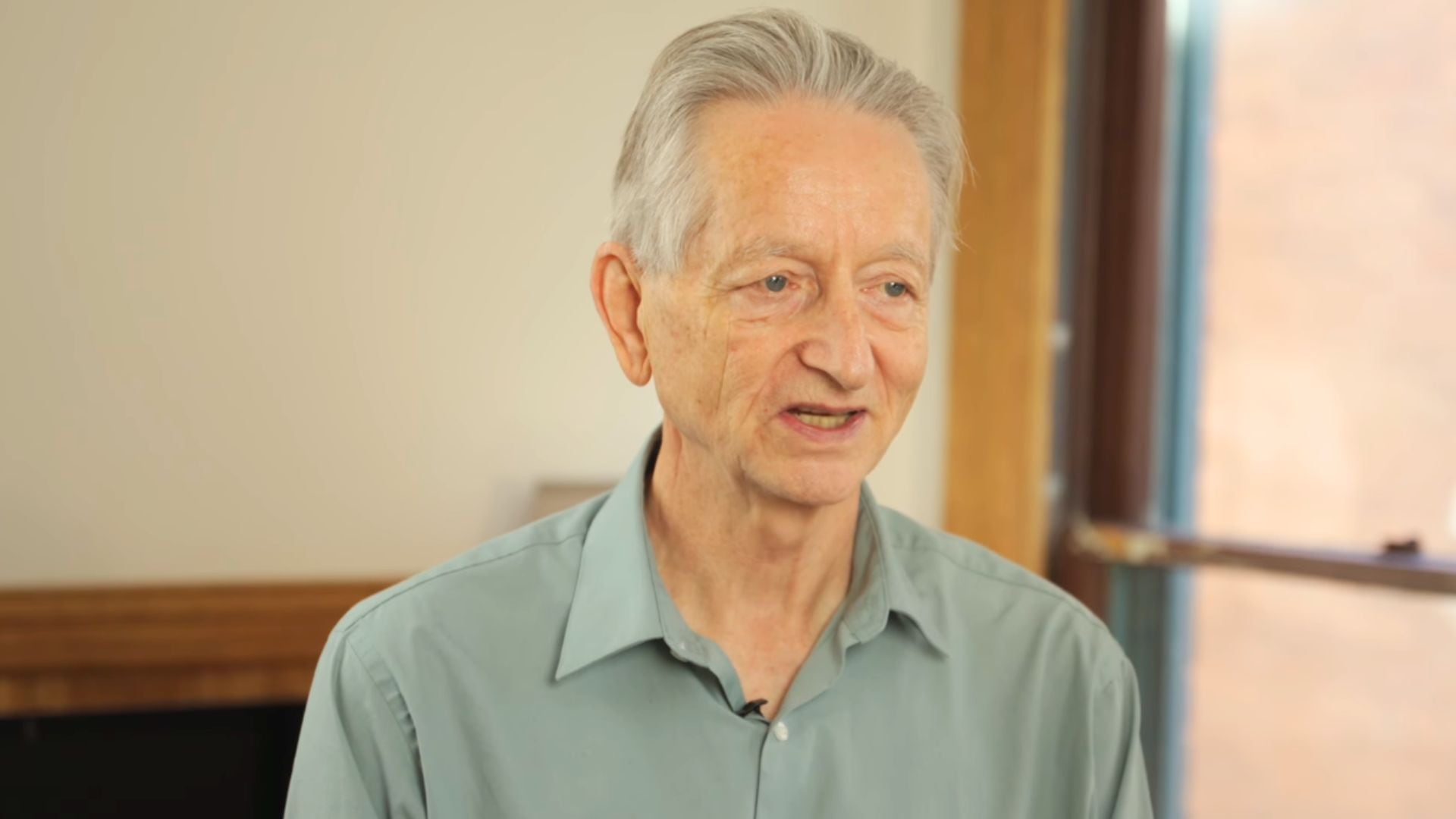Geoffrey Hinton, considerado el “padrino de la inteligencia artificial”, advierte que la rápida evolución de esta tecnología podría convertirla en una amenaza para la humanidad, resaltando el peligro de perder control sobre sistemas avanzados y autónomos - (Captura video)