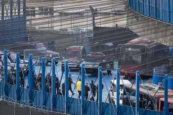 Fotografía que muestra el bus que traslada a presos políticos recluidos en la cárcel El Helicoide este miércoles, en Caracas (Venezuela) (EFE/ Miguel Gutiérrez)