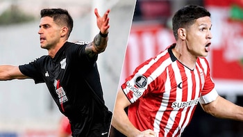 Primer plano de dos futbolistas: Guido Carrillo con camiseta negra a la izquierda y Jozy Altidore con camiseta roja y blanca a la derecha