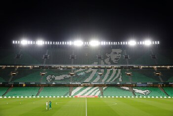 En total, son 2.100 abonados del Real Betis que son controlados telefónicamente y que serán ayudados por la fundación del club a combatir el coronavirus (REUTERS)