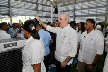 La nueva política estatal elimina el riesgo de despojo y eleva el valor económico de las propiedades, promoviendo el acceso al crédito formal y la movilidad social. (Foto cortesía Presidencia de República Dominicana)