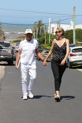 La pareja camina de la