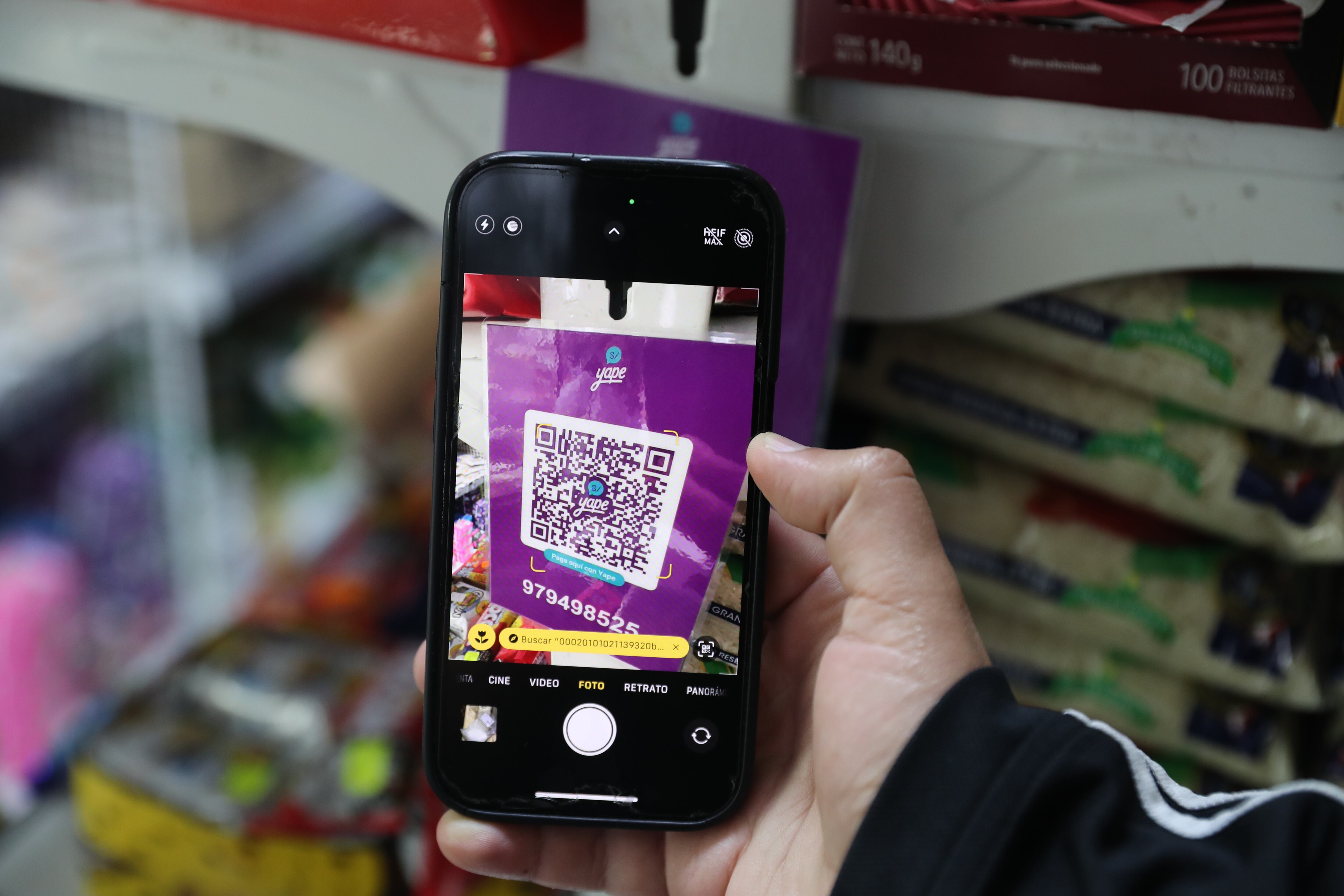 Los códigos QR falsos pueden redirigir a sitios fraudulentos que captan datos personales o instalan software malicioso en los dispositivos. (Foto: EFE/ Paolo Aguilar)